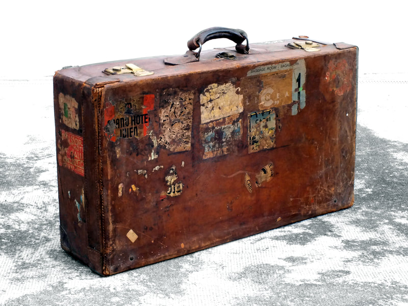valigia cuoio d'epoca viaggiata hotel colore marrone scura